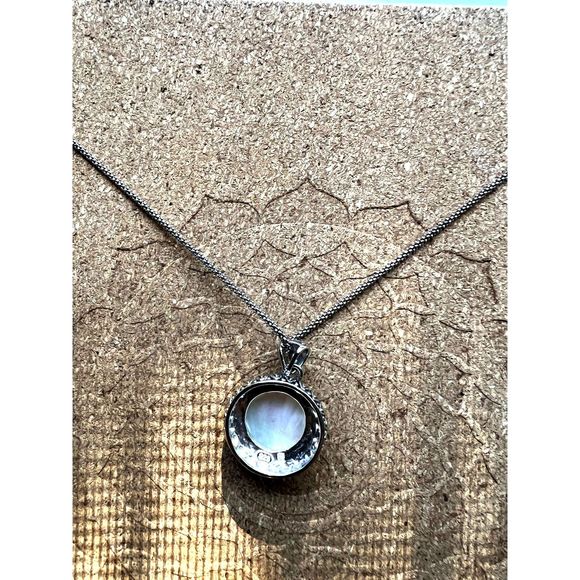 Antique silver necklace with Mother of Pearl Dome pendant - Picture 4 of 7